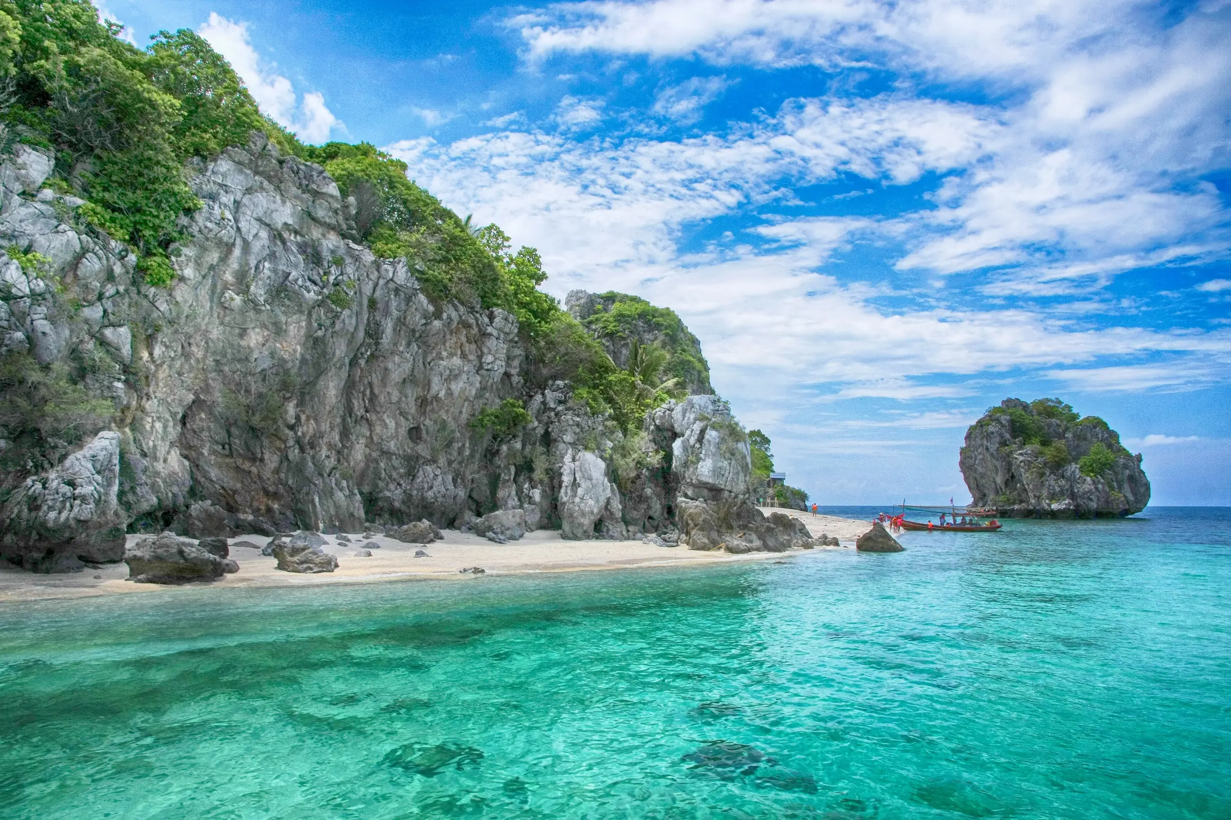 ที่มา: Wikimedia Commons เกาะในอุทยานแห่งชาติหมู่เกาะชุมพร